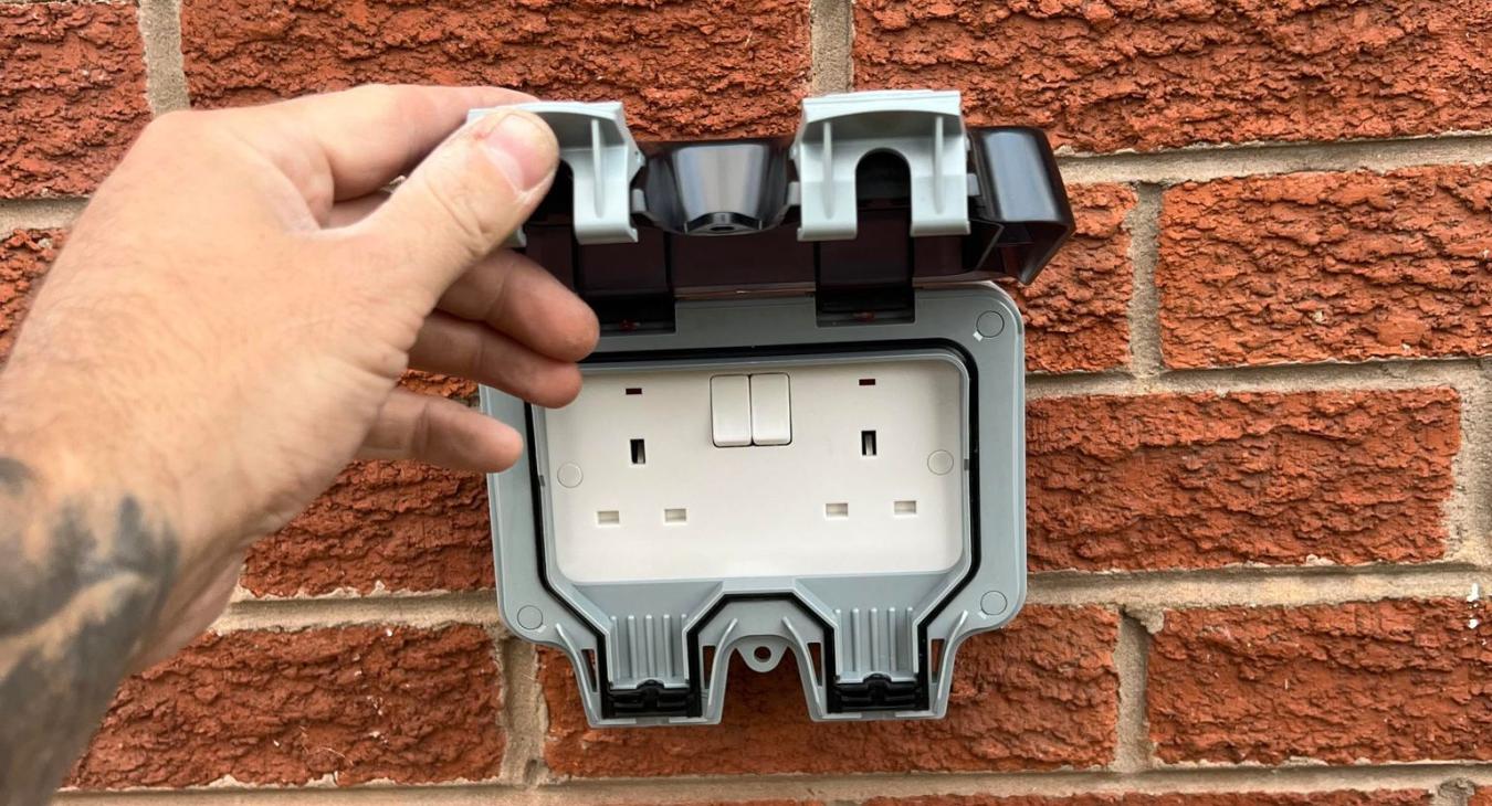 Outdoor socket installation